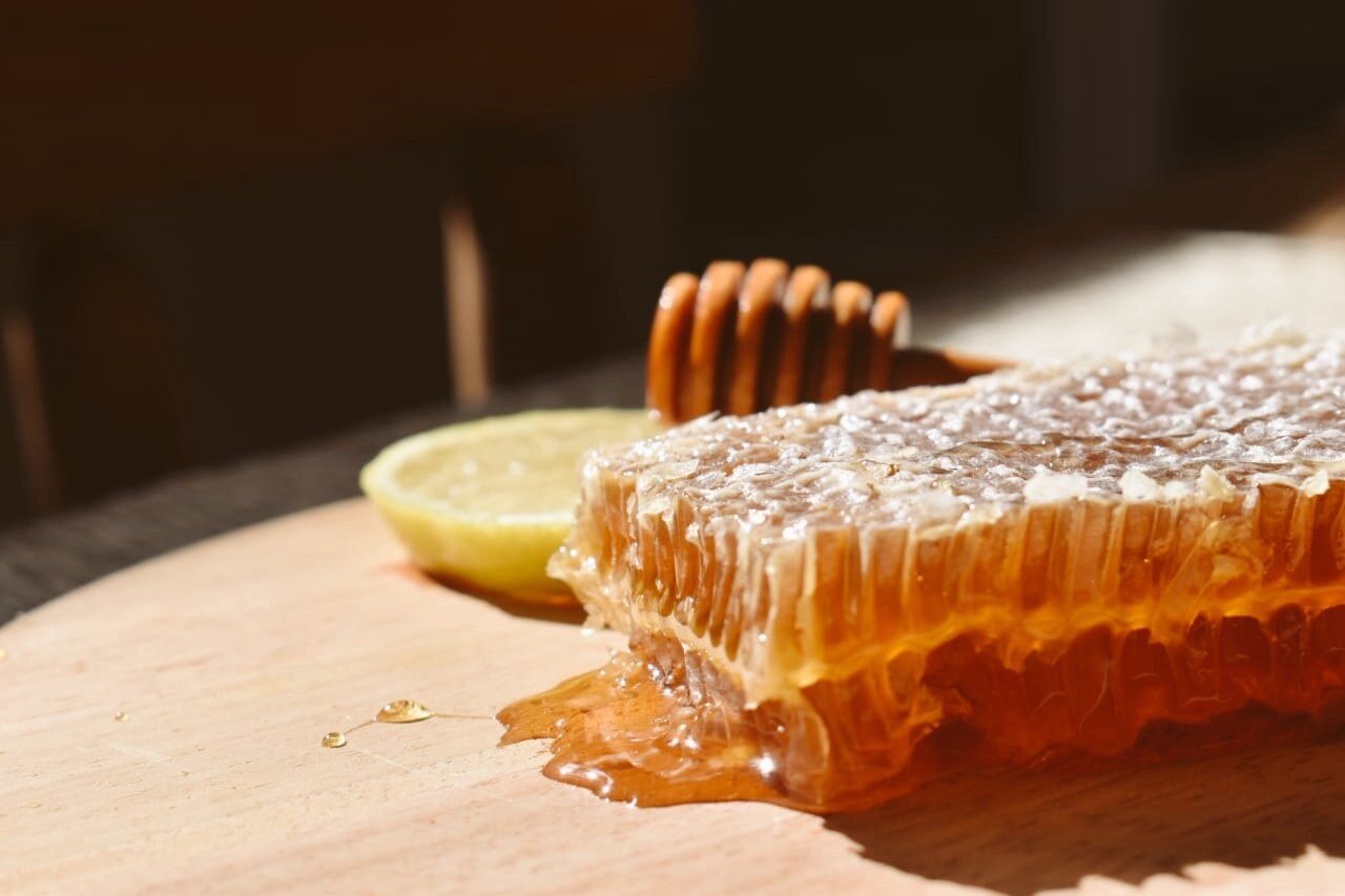 Favo de Mel – (500g) – 1/2 Quadro de Madeira